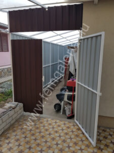 Kerti tároló nyitott ajtóval