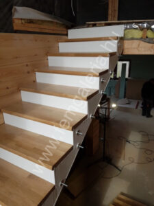 Tölgyfa lépcső fehér homloklapokkal