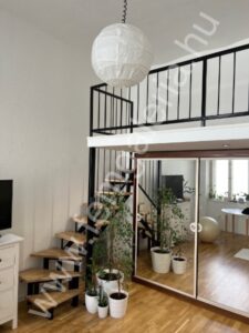 Galéria a gardrób felett