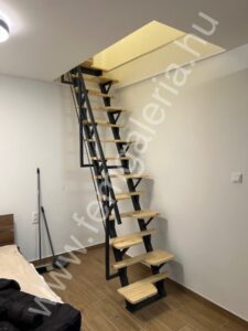 Váltó lépcső a tetőtérbe