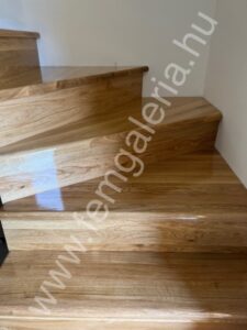 Tölgy lépcső magasfényű lakkal