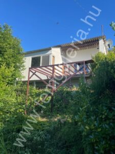 Terasz a hegyoldalban