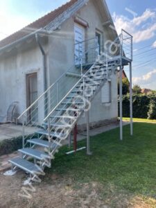 Lépcső fenti pihenővel