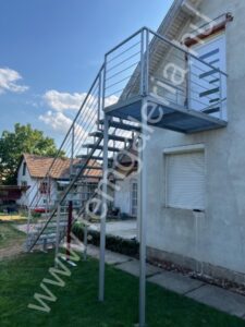 Kültéri lépcső a felső szintre