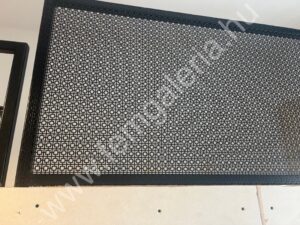 Perforált lemez közelről