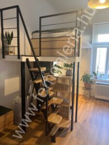 Galéria váltólépcsővel