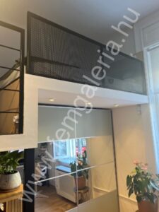 Galéria fekete korláttal