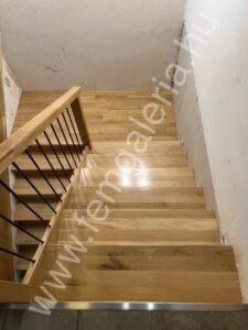 Tölgyfa lépcső fa és fém korláttal