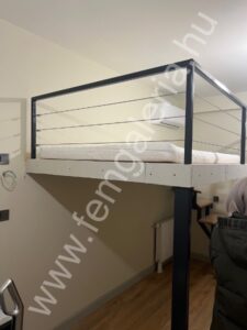 Galéria drót korláttal