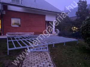 Terasz fehér fémszerkezet